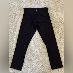 Lululemon black cropped leggings size 4 in excellent condition!!